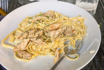 Soho's signature dishes Chicken Alfredo Pasta
Filet & Gorgonzola Pizza
Chicken Piccata